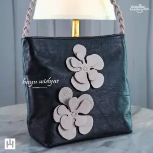 HAYU WIDYAS Tote Bag Dual kulit Hitam Krem - Kulit - Wanita